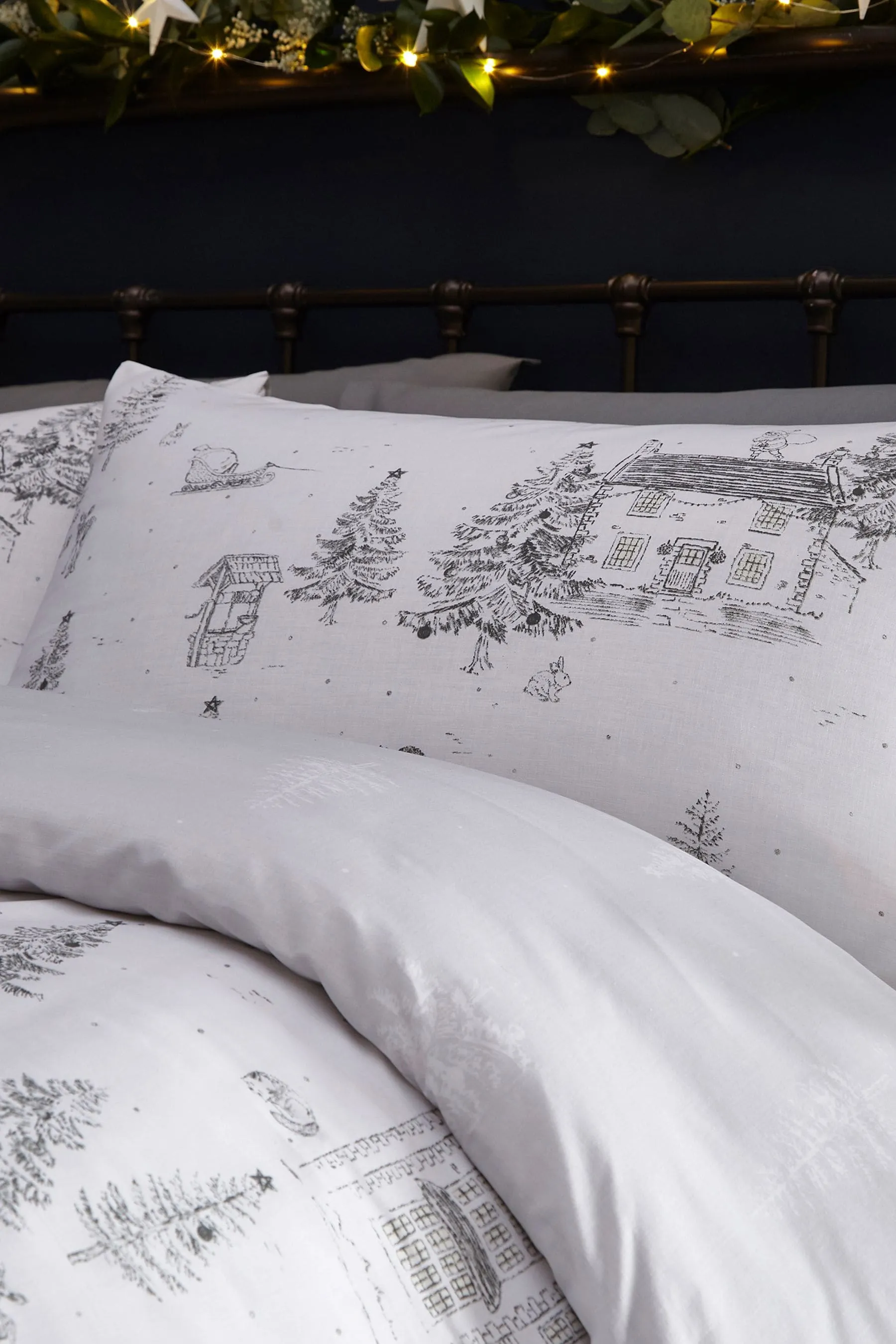 furn. Snow White Midwinter Toile Festive Reversible Duvet Cover and Pillowcase Set