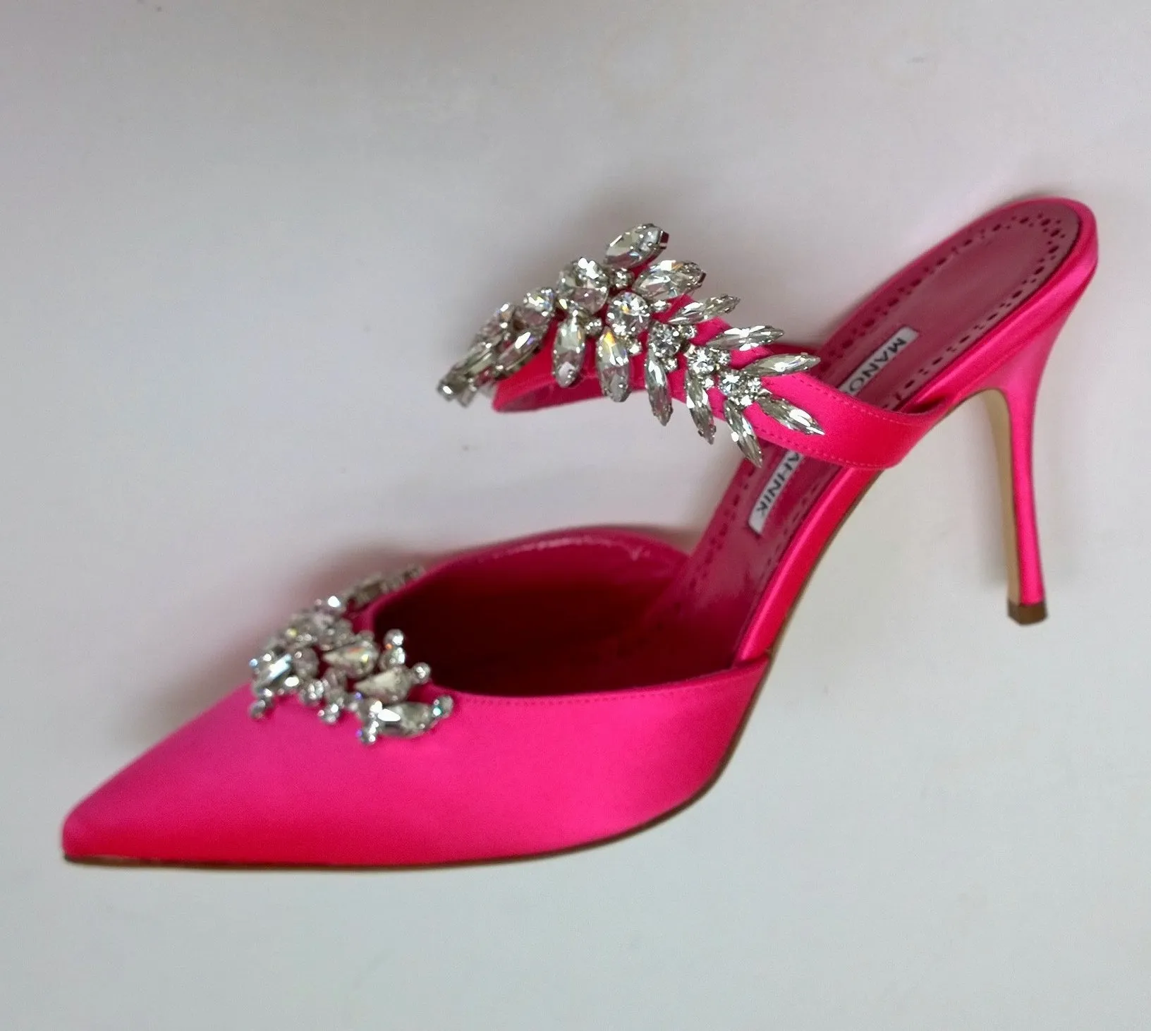 Manolo Blahnik Lurum 90 Heels in Pink Satin with Strass Rhinestone Mules