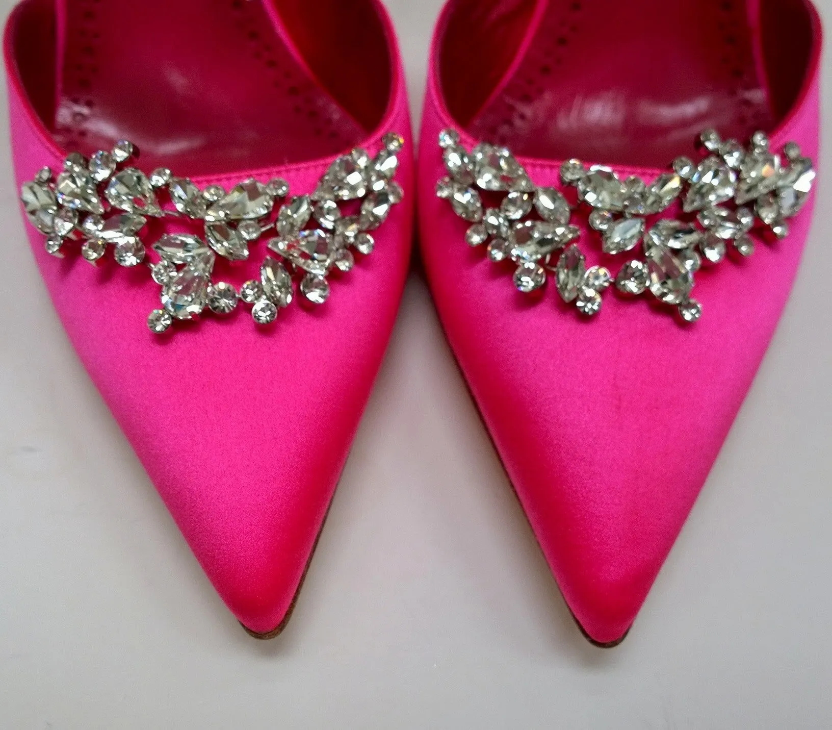 Manolo Blahnik Lurum 90 Heels in Pink Satin with Strass Rhinestone Mules