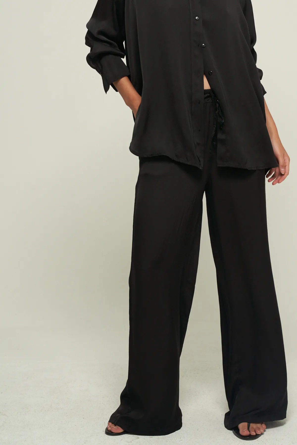 SATIN WIDE-LEG PANTS IN BLACK